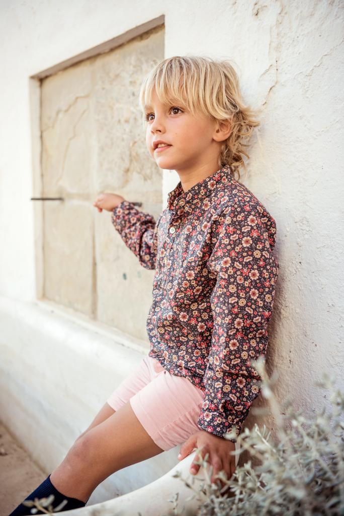 POLERA NIÑO FONDO MARINO FLORES ROSAS EMPOLVADAS