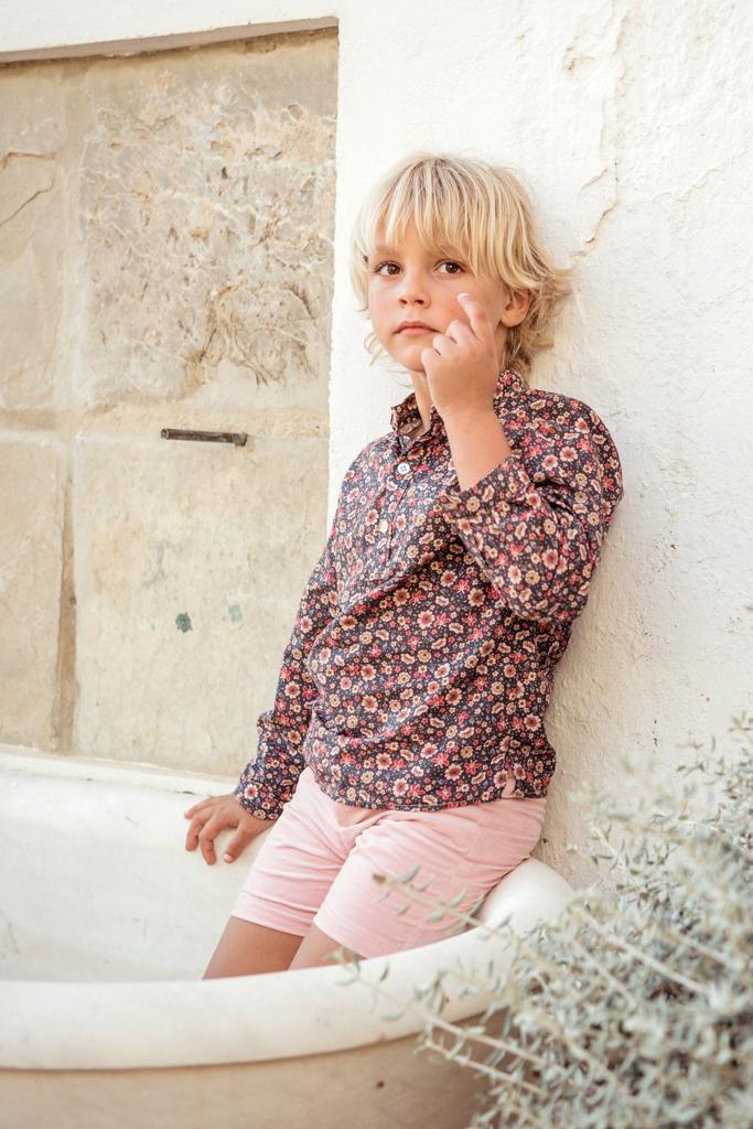 POLERA NIÑO FONDO MARINO FLORES ROSAS EMPOLVADAS